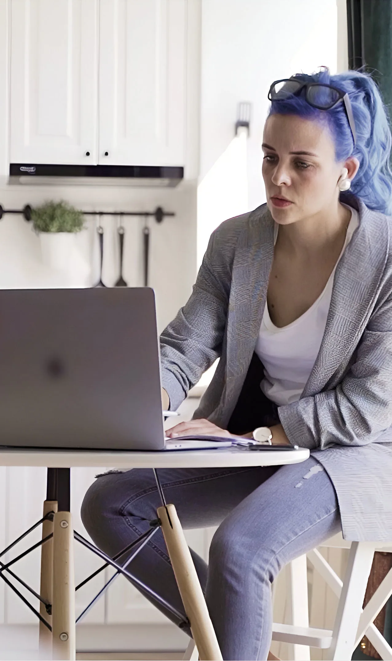 Lady learning cybersecurity