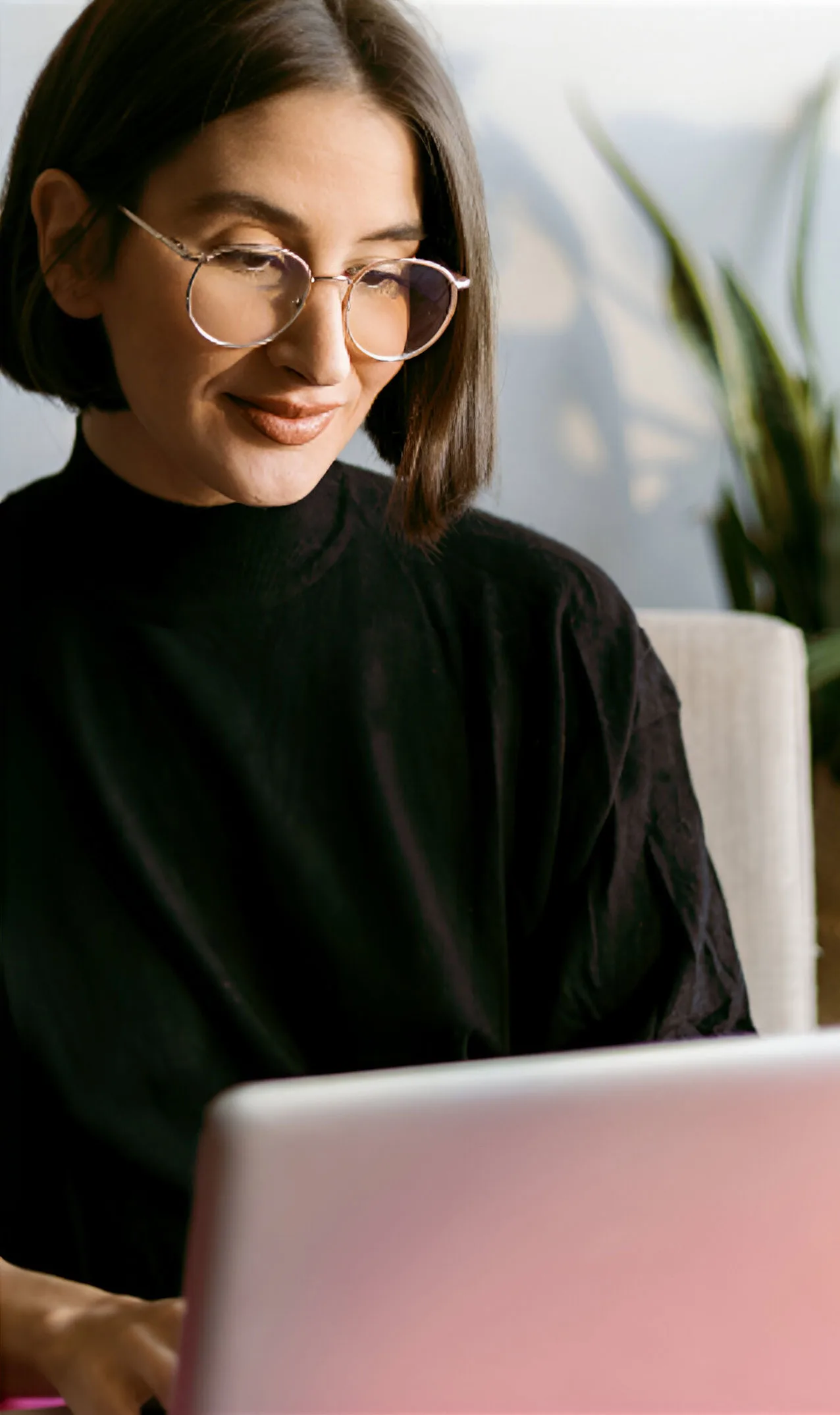 Woman learning cybersecurity